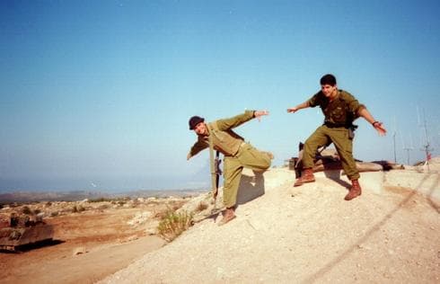 חייט (משמאל) וחברו אודי משה 