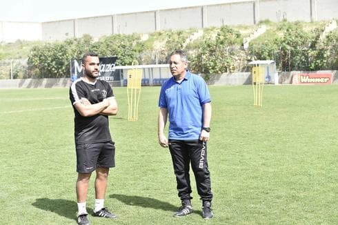 המאמן ירון הוכנבוים ועוזרו מנו הרוניאן