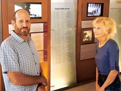 יפתח גיא עם אורנה שמעוני מארגון 'ארבע אמהות' 