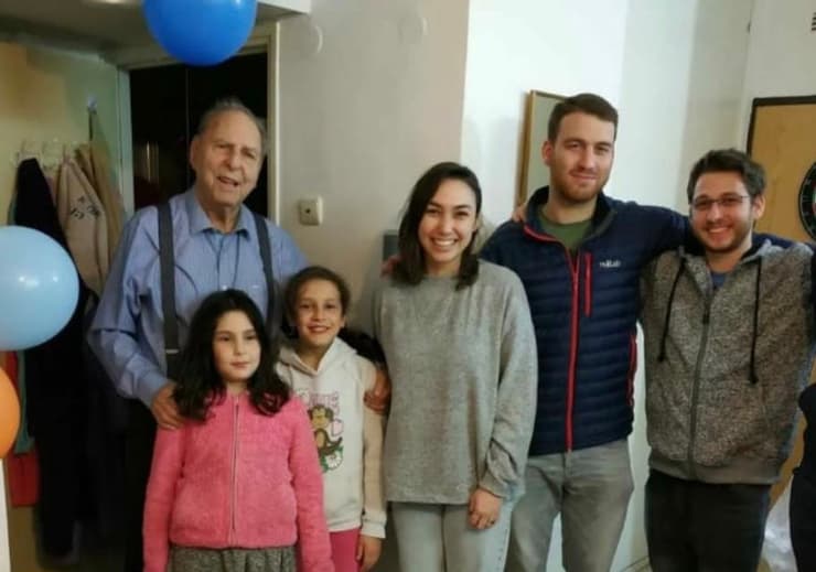 אריה אבן ז״ל (משמאל) ומשפחתו