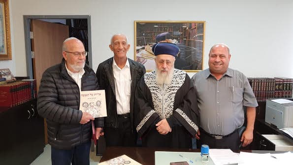 הראשל''צ הרב יוסף עם הצנחנים והסופר עמנואל בן סבו (מימין)                 