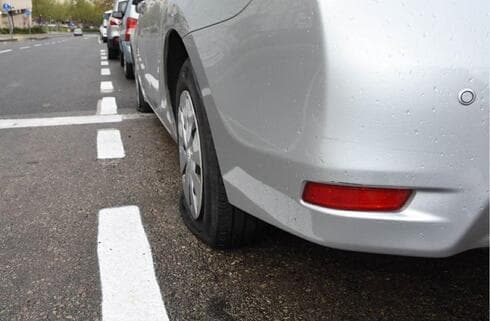 ניקוב צמיגים (צילום ארכיון: דוברות המשטרה) ניקוב צמיגים במודיעין