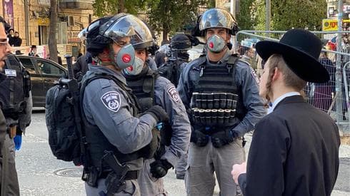 המשטרה פושטת על מאה שערים