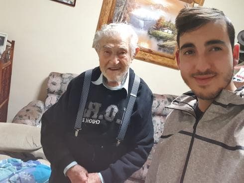 אחד מהמתנדבים יחד עם דייר עמידר