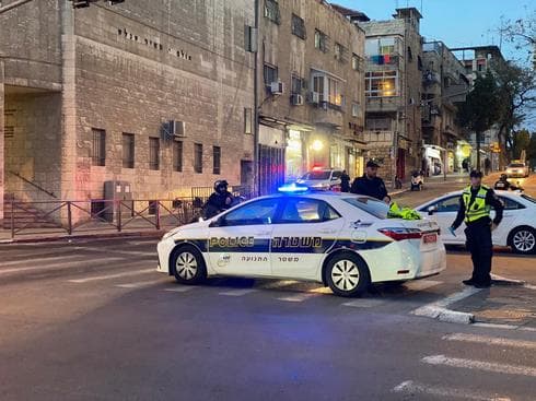 ניידת משטרה חוסמת את הכניסה למאה שערים בשבוע שעבר