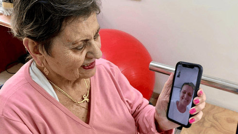ברטה בשיחת וידאו עם הבת אתי. מרגש
