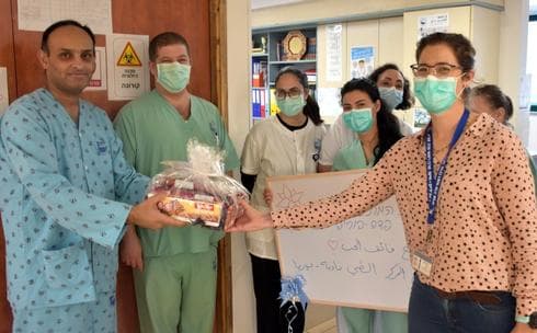 הצוות נפרד מג'וני בבית החולים הצוות נפרד מג'וני בבית החולים
