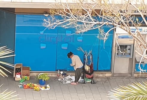 בכל העולם מצלמים מבעד לחלונות