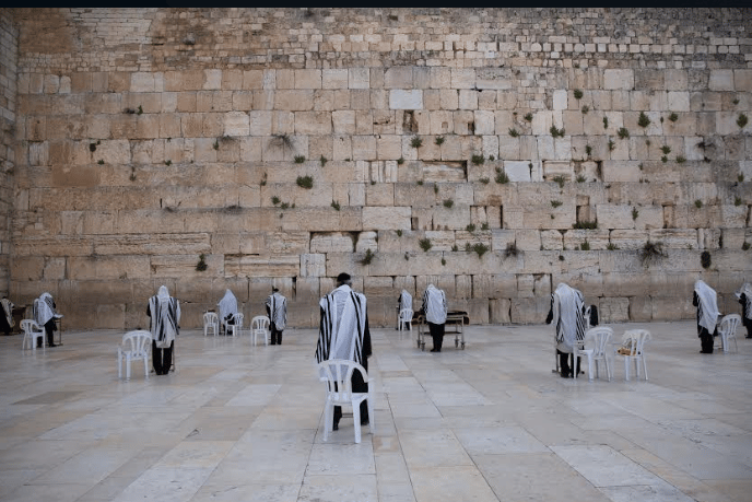 תפילה בכותל המערבי בעת משבר הקורונה תפילה בכותל המערבי בעת משבר הקורונה