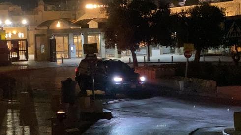 רכבו של האדמו״ר עוזב את הכותל לאחר התפילה