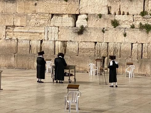 האדמו"ר מבעלז ופמלייתו ברחבת הכותל המערבי