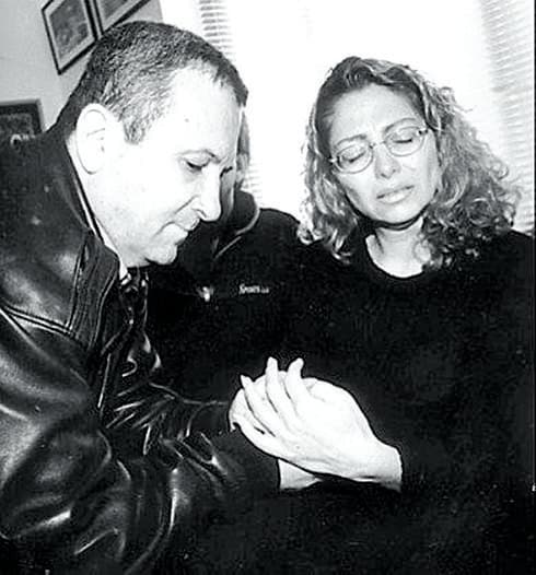 ראש הממשלה אהוד ברק מנחם בשבעה את שושי 