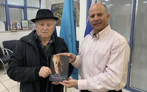ראש העיר אבי אלקבץ מקבל את ספרו של גולדברג