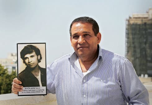 גדי חי שמואלי, ותמונת אחיו רב־סמל פלטיאל שמעון ז"ל (צילום: אבי מועלם) גדי חי שמואלי, ותמונת אחיו רב־סמל פלטיאל שמעון ז"ל