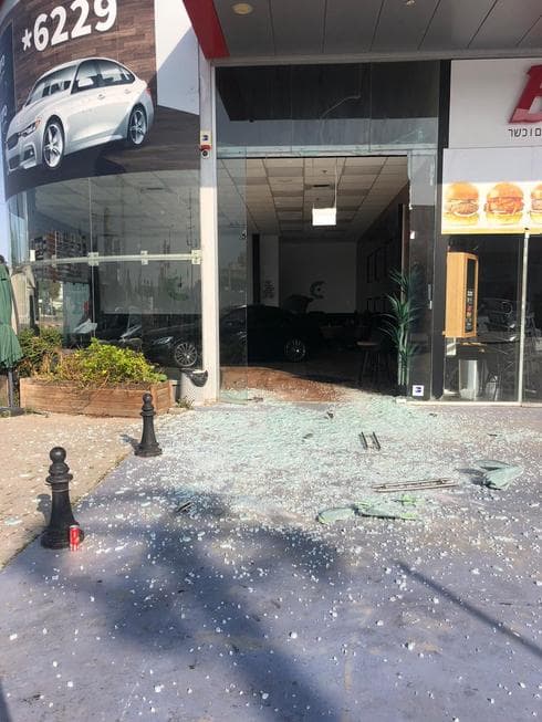 הזכוכית המנופצת מחוץ לחנות (צילום: סוכנות "קארו") הזכוכית המנופצת מחוץ לחנות