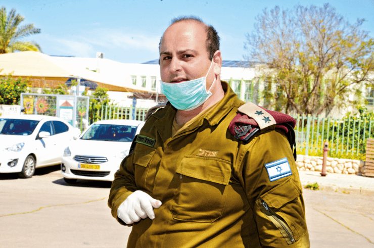סא"ל משה מזוז עם חייליו. מנצח על מבצע צבאי סא"ל משה מזוז עם חייליו. מנצח על מבצע צבאי