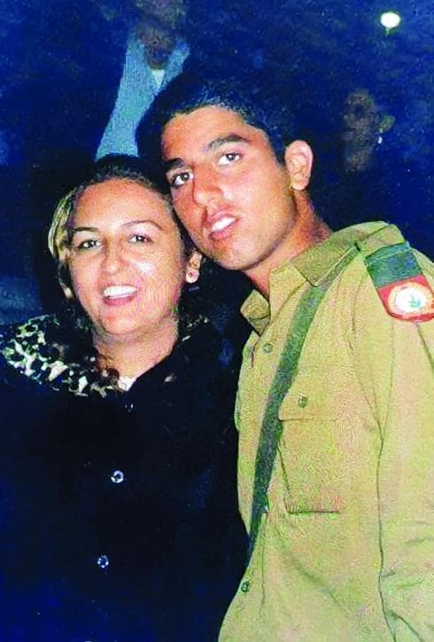 רחל כהן ובנה קיוון ז"ל (צילום: נחום סגל) "החזקתי את התמונה ושמעתי את קולו". רחל שבתאי כהן עם תמונת בנה