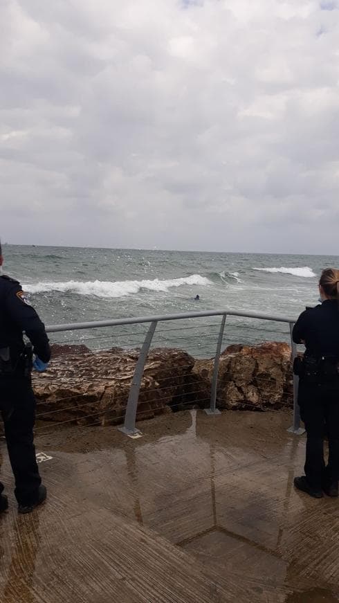 התרחק 30 מטר מהחוף. הגבר במנוסה (צילום: פרטי) צוות השיטור בחוף קרית ים