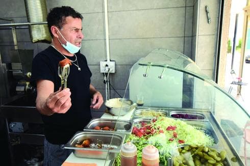 מאיר בן עזרא, פלאפל תימני (צילום: נחום סגל) מאיר בן עזרא, פלאפל