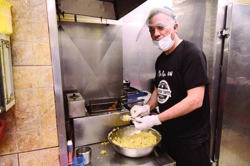 סילבן אלמקייס, פלאפל הקריה (צילום: נחום סגל) סילבן אלמקייס, פלאפל
