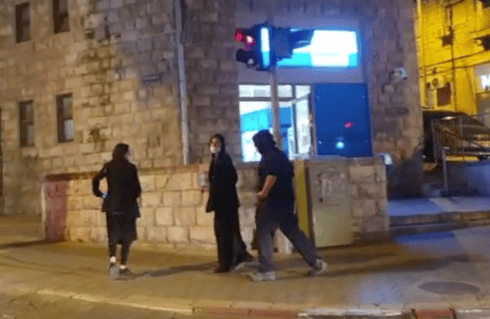 חלק מהבלשים עוזבים את המקום לאחר המעצר