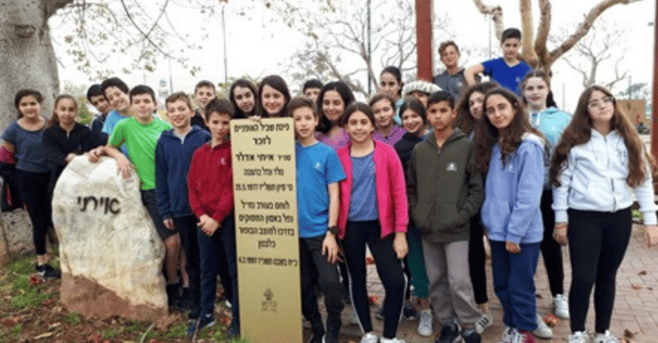 תלמידי שקד מול האנדרטה תלמידי שקד מול האנדרטה