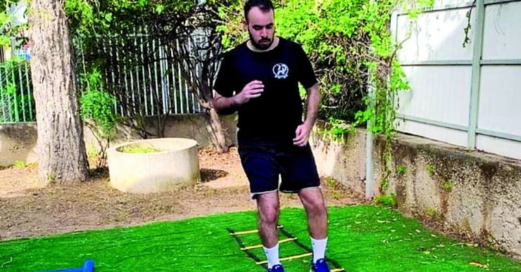 ברק עמר מתאמן בחצר ביתו