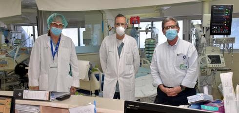 מומחי כרמל ד"ר אורי סגול פרופ' יוחאי אדיר וד"ר אריק עדן ביחידה לטיפול נמרץ בכרמל (צילום: אלי דדון) מומחי כרמל ד"ר אורי סגול פרופ' יוחאי אדיר וד"ר אריק עדן ביחידה לטיפול נמרץ בכרמל