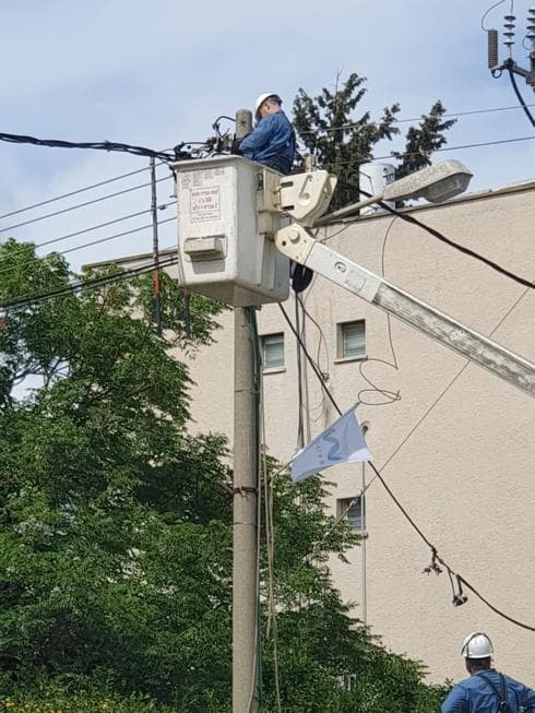עובדי חברת החשמל ברחוב בן עמי