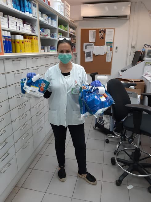 רוקחת מרפאת ברקמן בפתח תקוה עם תרופות עד הבית למטופלים מבודדים (צילום: דוברות כללית מחוז דן-פ"ת) רוקחת מרפאת ברקמן בפתח תקוה עם תרופות עד הבית למטופלים מבודדים