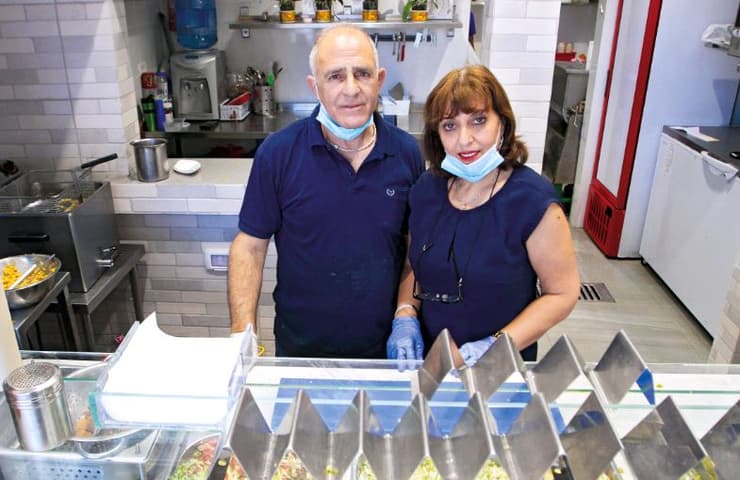 אלי דוד וסיגל על רקע הבוטק'ה כדורי במבנה החדש שפתח