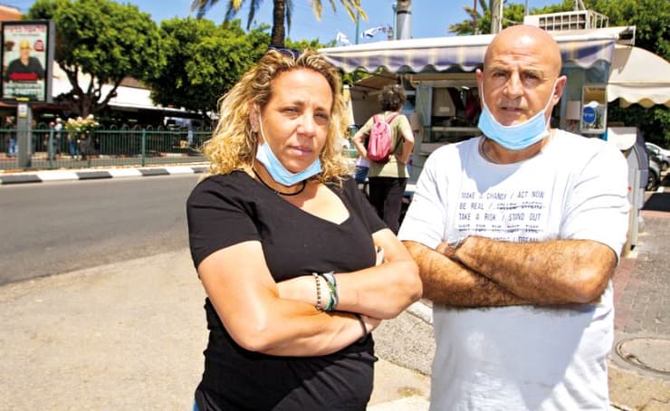 אלי דוד וסיגל על רקע הבוטק'ה 