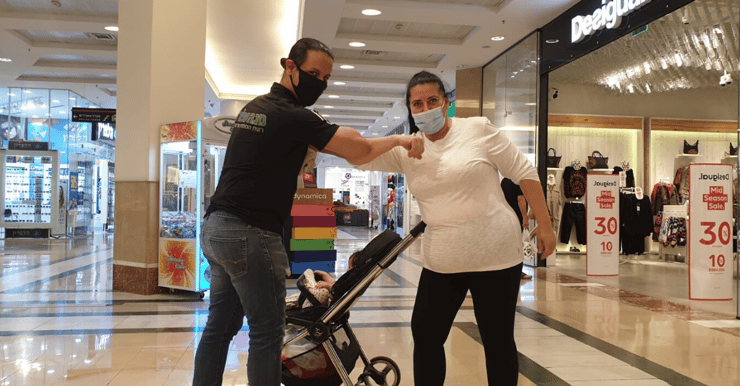 המאבטחת עם מבקר בקניון רננים