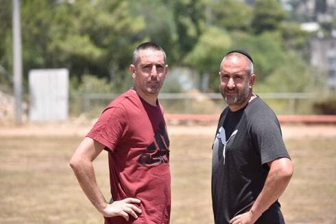 עם האח שרון 