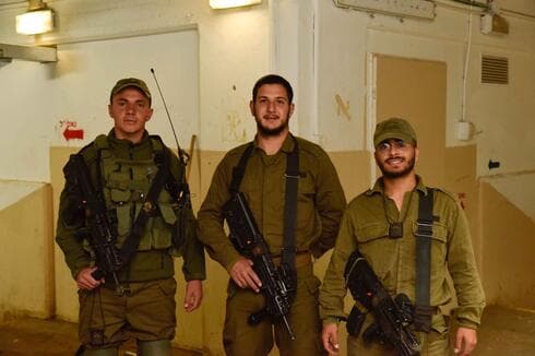 שלושה מלוחמי גולני במוצב ציפורן