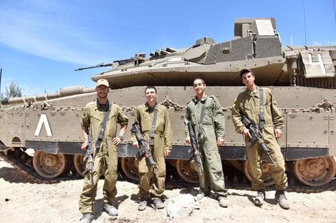 צוות טנק מפלוגת מחץ של גדוד 75. משמאל לימין:  סג"מ רועי בן זקן, רב"ט ישי יולזרי, רב"ט אופיר ריינהרדט, רב"ט יונתן שוהם 