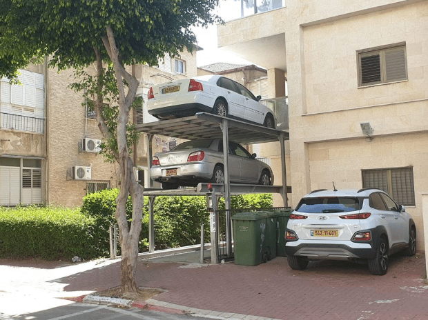 מכוניות ברחוב סנדר חדד (צילום: מתן דויטש) מכוניות ברחוב סנדר חדד