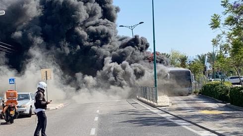 הכביש נחסם לתנועה (צילום: באדיבות עיריית קרית ים) שריפת מטרונית