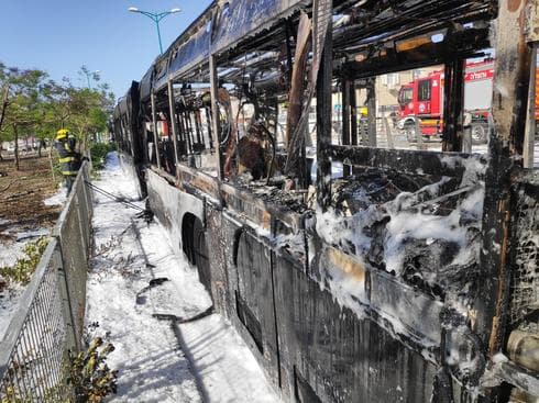 נשרפה כליל. המטרונית (צילום: כיבוי אש) המטרונית