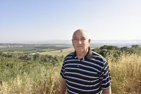 אלכס גן על רקע העמק. "לא מתכוונים לוותר" 