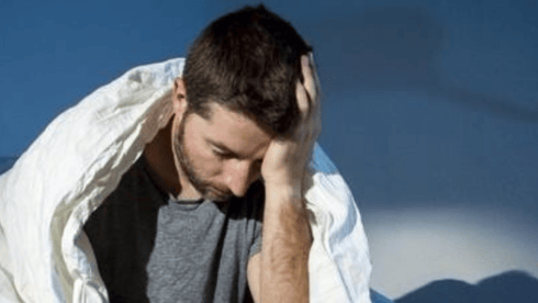 התארכות שעות החשיכה משנה את השעון הביולוגי ומשפיעה על התהליכים הכימיים במוח (צילום: shutterstock) גבר עצוב