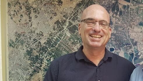 ח"כ אלון שוסטר מעביר את מפתח מועצת שער הנגב למחליפו אופיר ליבשטיין