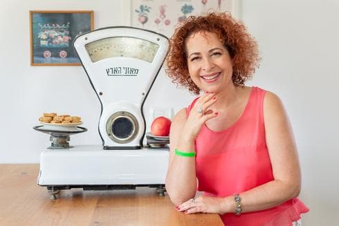 ענת ברוש. "רחוק מהעין רחוק מהפה" 