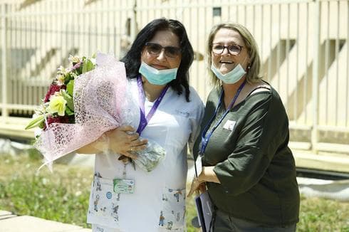 האחות סופה גימפלסון זוכת פרס מנכ"ל עם מנהלת הסיעוד, אהובה טל