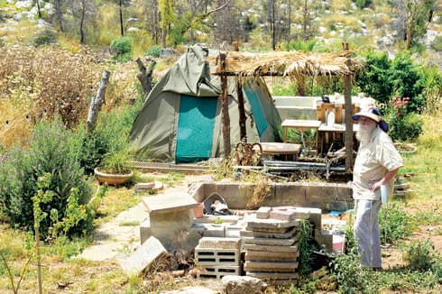 שלום שוורץ והאוהל שבנה. "נעשה כאן עוול משווע" 