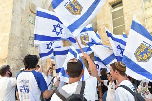 צעדת ריקוד הדגלים 