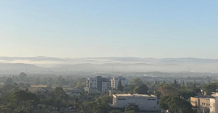 תמונה שצולמה עם הזריחה במגדיאל, מעידה על ערפילי זיהום כבדים המרחפים מעל לגגות התושבים (צילום: פרטי) מונה שצולמה עם הזריחה במגדיאל, מעידה על ערפילי זיהום כבדים המרחפים מעל לגגות התושבים