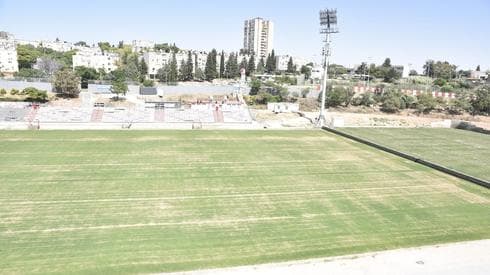 המגרש המרכזי ומגרש האימונים