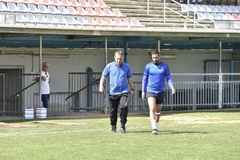 גיא דיין והמאמן ירון הוכנבוים (צילום: שרון צור) המאמן ירון הוכנבוים והכוכב שלו גיא דיין