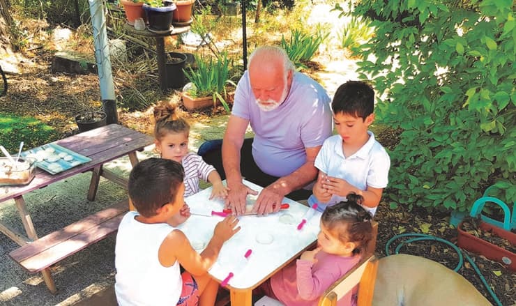 מחלקים לכדורים, מפזרים קמח, פותחים את הבצק ואופים